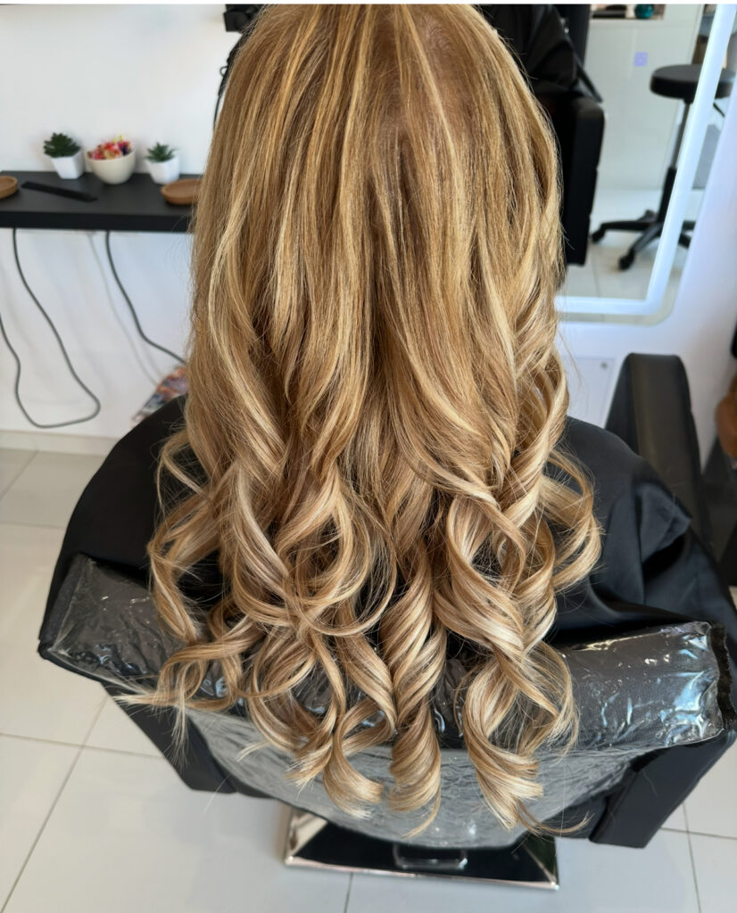 Mujer de espaldas con pelo ondulado